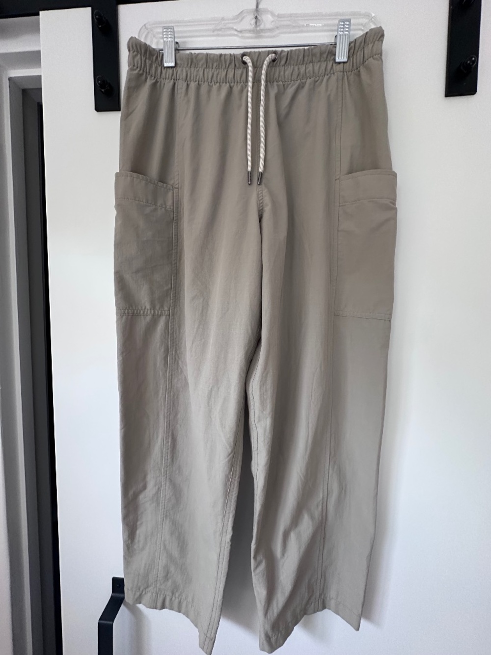 Vuori Women's Relaxed Cargo Ankle Pant | Khaki Tan | Size Small | EUC